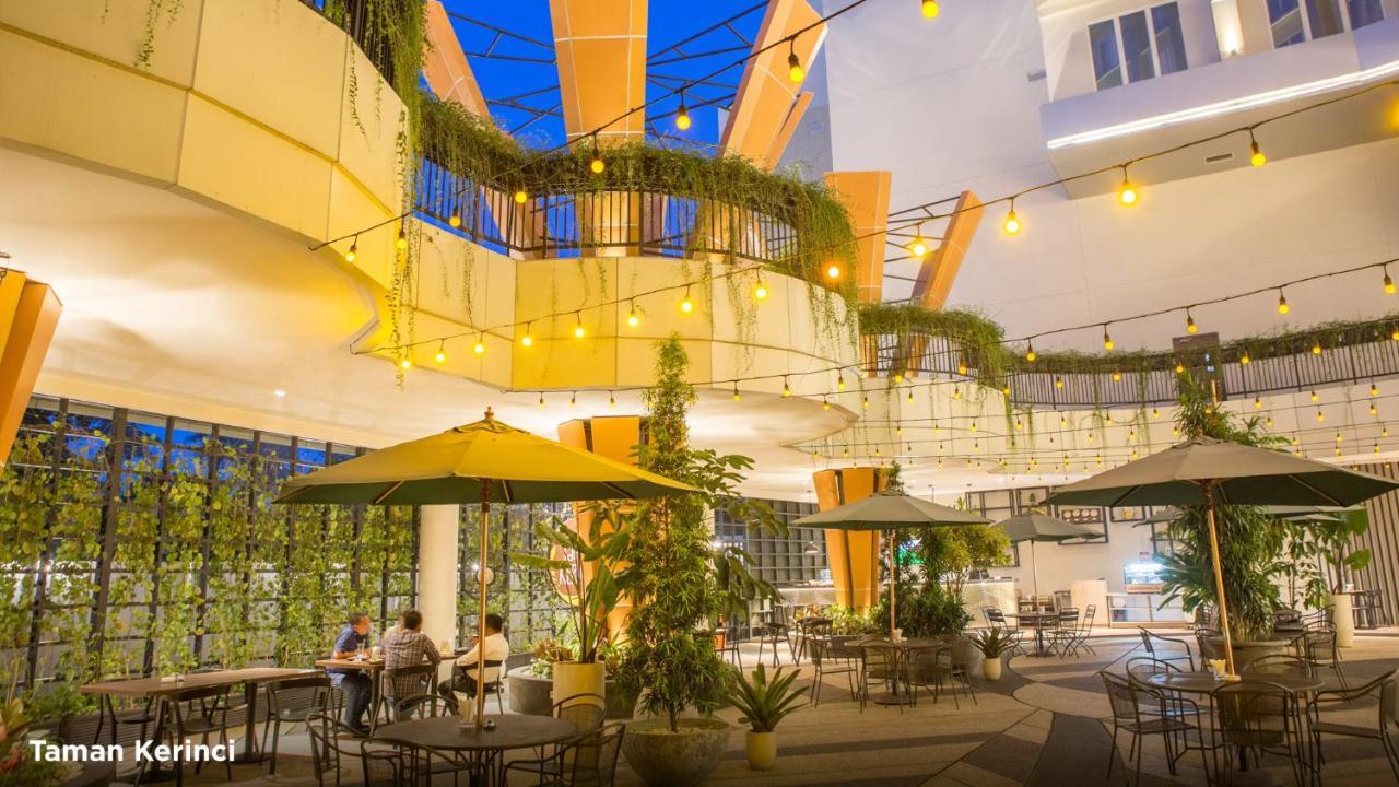 BW Luxury Hotel Джамби Екстериор снимка