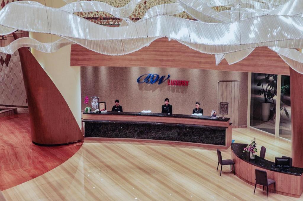 BW Luxury Hotel Джамби Екстериор снимка